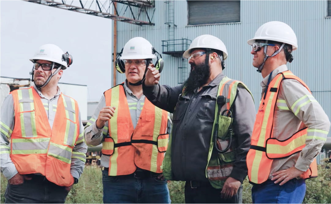 Lavoratori di Tenaris Canada in un sito industriale.