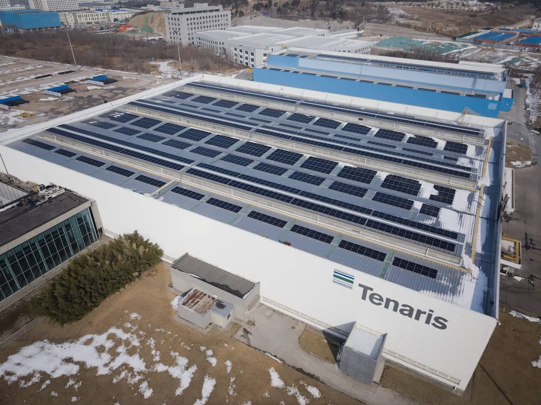 Pannelli solari sul tetto dello stabilimento industriale TenarisQingdao in Cina.