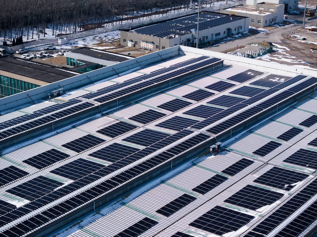 Pannelli solari sul tetto dello stabilimento industriale TenarisQingdao in Cina.