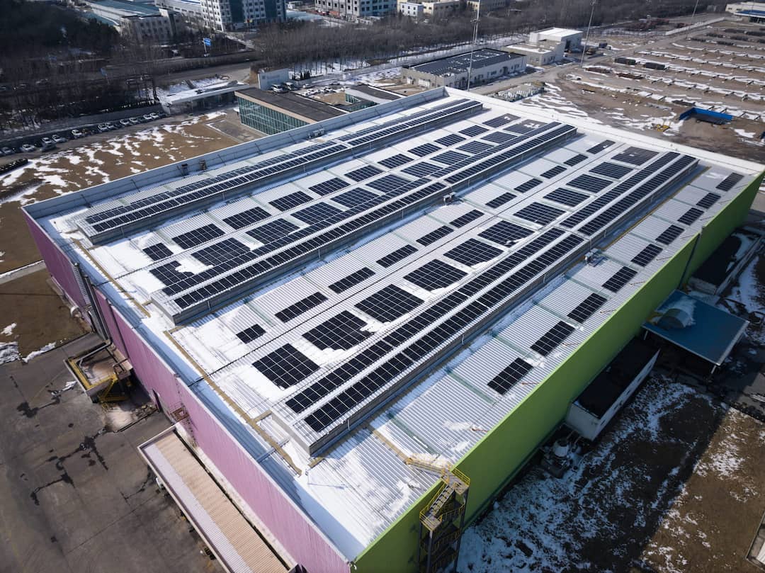 Pannelli solari sul tetto dello stabilimento industriale TenarisQingdao in Cina.