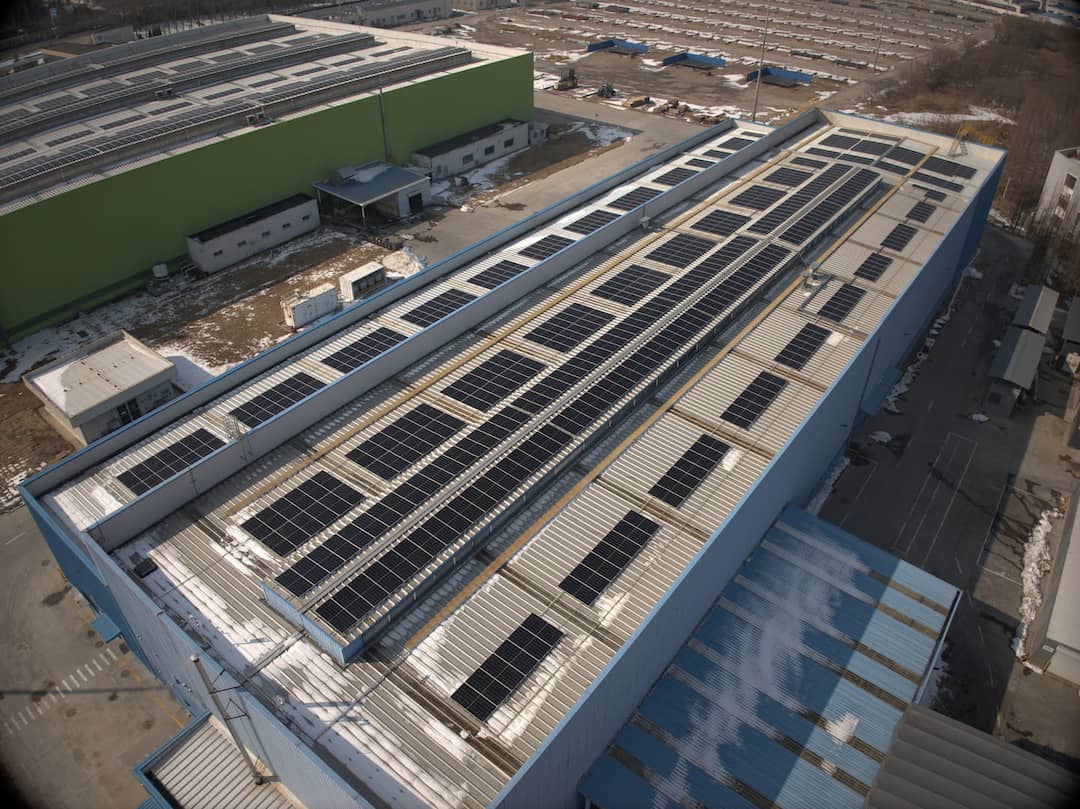 Pannelli solari sul tetto dello stabilimento industriale TenarisQingdao in Cina.