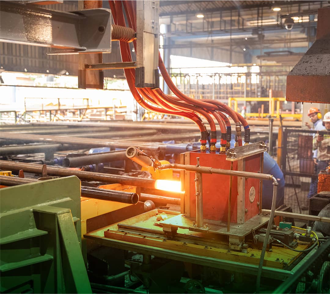 Linea di produzione di TenarisTuboCaribe con bobina a induzione elettrica in funzione.